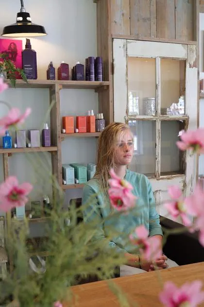 Klant aan de balie van de salon