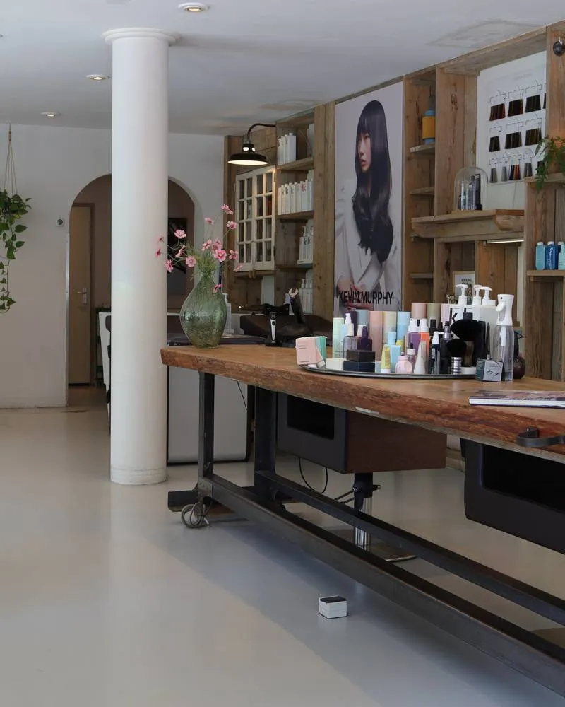 De salon van Haar in de Wind met de werkbank en de haarposter