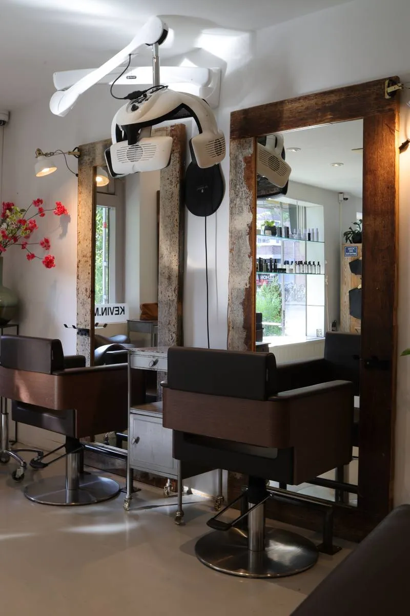 Spiegels en kappersstoelen in de salon