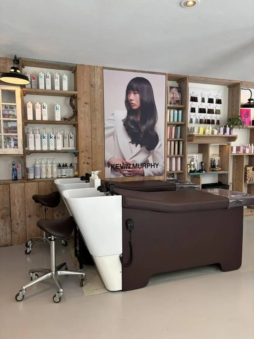 Het wasbed en de haarposter in de salon